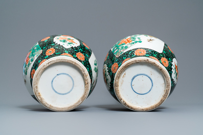 Une paire de vases de forme bouteille en porcelaine de Chine famille verte, 19&egrave;me