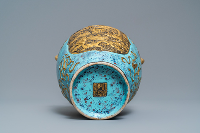 Un vase en porcelaine de Chine 'robin's egg', marque de Qianlong, 19/20&egrave;me