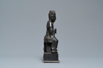 Een Chinese bronzen figuur van Wenchang Wang met inscriptie, Ming