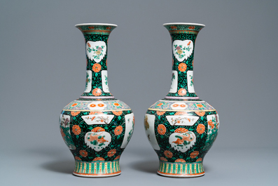 Une paire de vases de forme bouteille en porcelaine de Chine famille verte, 19&egrave;me