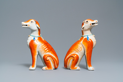 Une paire de mod&egrave;les de chiens en porcelaine de Chine pour l'exportation, Qianlong