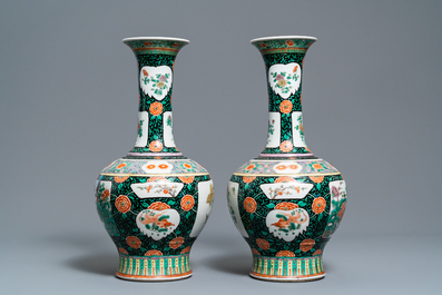 Une paire de vases de forme bouteille en porcelaine de Chine famille verte, 19&egrave;me