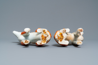 Une paire de mod&egrave;les de chiens en porcelaine de Chine pour l'exportation, Qianlong