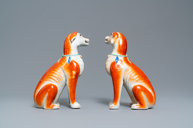 Une paire de mod&egrave;les de chiens en porcelaine de Chine pour l'exportation, Qianlong