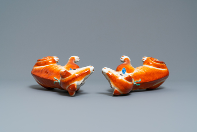 Une paire de mod&egrave;les de chiens en porcelaine de Chine pour l'exportation, Qianlong