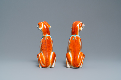 Une paire de mod&egrave;les de chiens en porcelaine de Chine pour l'exportation, Qianlong