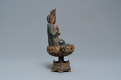 Une figure de Bouddha sur tr&ocirc;ne de lotus en bronze dor&eacute; et polychrome, Chine, Qing