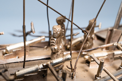 Un grand mod&egrave;le d'une jonque en argent sur socle en bois sculpt&eacute;, Chine, 19&egrave;me