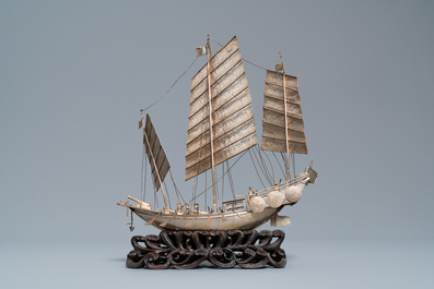 Un grand mod&egrave;le d'une jonque en argent sur socle en bois sculpt&eacute;, Chine, 19&egrave;me