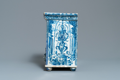 Een blauw-witte Delftse mythologische wandfontein met Perseus en Andromeda, 17/18e eeuw