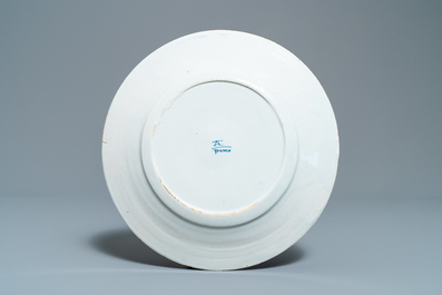 Une assiette armori&eacute;e en fa&iuml;ence de Delft en bleu et blanc, vers 1800