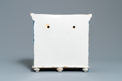 Een blauw-witte Delftse mythologische wandfontein met Perseus en Andromeda, 17/18e eeuw