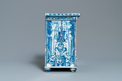 Een blauw-witte Delftse mythologische wandfontein met Perseus en Andromeda, 17/18e eeuw