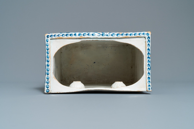 Een blauw-witte Delftse mythologische wandfontein met Perseus en Andromeda, 17/18e eeuw