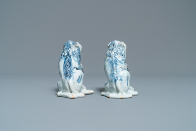 Une paire de mod&egrave;les de lions en fa&iuml;ence de Delft en bleu et blanc, 18&egrave;me