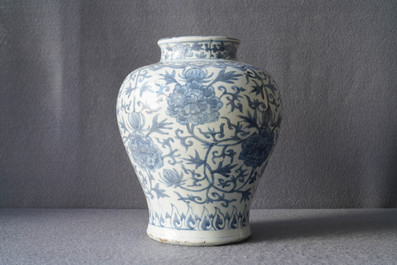 A Chinese blue and white 'lotus scroll' vase, 19/20th C.
