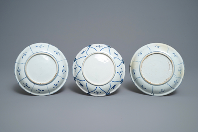 Trois assiettes en porcelaine de Chine en bleu et blanc de type kraak, Wanli