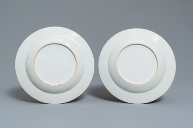Une paire d'assiettes en porcelaine de Chine famille rose &agrave; d&eacute;cor de figures dans un jardin, Yongzheng
