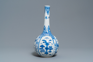 Un vase de forme bouteille en porcelaine de Chine en bleu et blanc, Kangxi