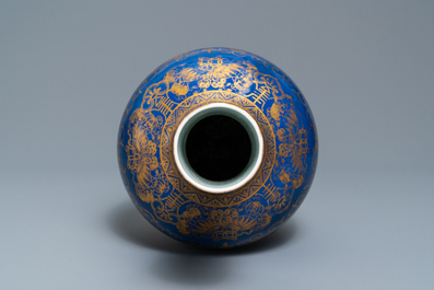 Un vase de forme bouteille en porcelaine de Chine bleu poudr&eacute; et dor&eacute;, marque de Kangxi, 19/20&egrave;me