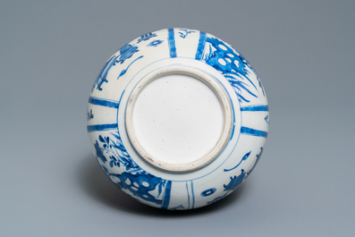 Un vase de forme bouteille en porcelaine de Chine en bleu et blanc, Kangxi
