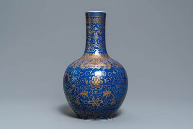 Un vase de forme bouteille en porcelaine de Chine bleu poudr&eacute; et dor&eacute;, marque de Kangxi, 19/20&egrave;me