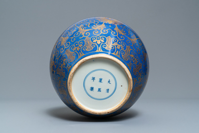 Un vase de forme bouteille en porcelaine de Chine bleu poudr&eacute; et dor&eacute;, marque de Kangxi, 19/20&egrave;me