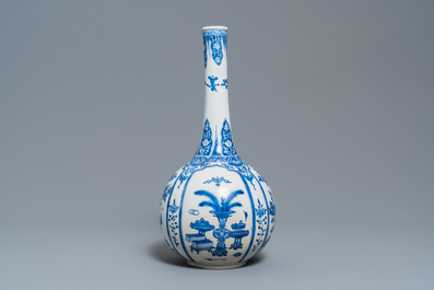 Un vase de forme bouteille en porcelaine de Chine en bleu et blanc, Kangxi