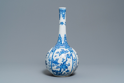 Un vase de forme bouteille en porcelaine de Chine en bleu et blanc, Kangxi
