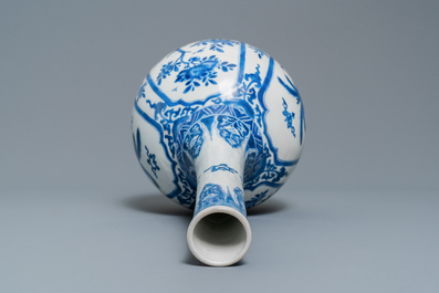 Un vase de forme bouteille en porcelaine de Chine en bleu et blanc, Kangxi