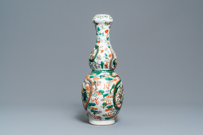 Un vase de forme double gourde en porcelaine de Chine famille verte sur socle en bois, 19/20&egrave;me
