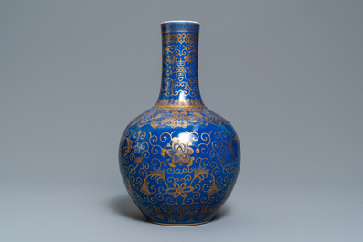 Un vase de forme bouteille en porcelaine de Chine bleu poudr&eacute; et dor&eacute;, marque de Kangxi, 19/20&egrave;me