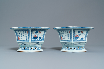A pair of Chinese blue, white and underglaze red jardini&egrave;res, 18/19th C.