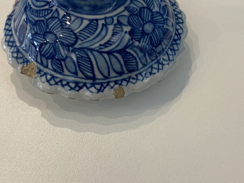 Een geribde blauw-witte Delftse theepot met deksel, 18e eeuw