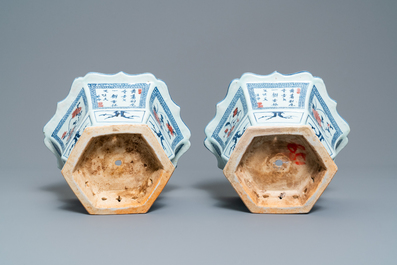A pair of Chinese blue, white and underglaze red jardini&egrave;res, 18/19th C.