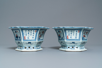 A pair of Chinese blue, white and underglaze red jardini&egrave;res, 18/19th C.