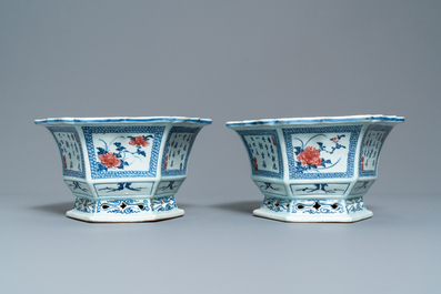 A pair of Chinese blue, white and underglaze red jardini&egrave;res, 18/19th C.