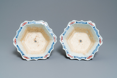 A pair of Chinese blue, white and underglaze red jardini&egrave;res, 18/19th C.