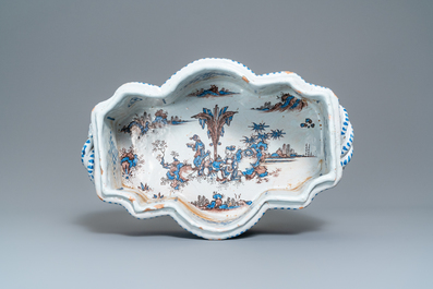 Een grote Franse fa&iuml;ence jardini&egrave;re met chinoiserie in blauw-wit en mangaan, Nevers, 17e eeuw