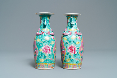 Une paire de vases en porcelaine de Chine famille rose pour le march&eacute; Straits ou Peranakan, 19&egrave;me