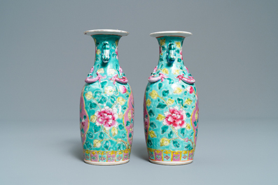 Une paire de vases en porcelaine de Chine famille rose pour le march&eacute; Straits ou Peranakan, 19&egrave;me