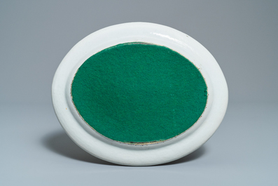 Une terrine couverte sur pr&eacute;sentoir en porcelaine famille rose de Canton, Chine, 19&egrave;me