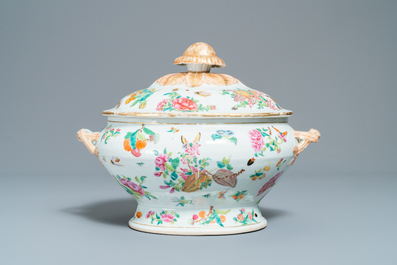 Une terrine couverte sur pr&eacute;sentoir en porcelaine famille rose de Canton, Chine, 19&egrave;me