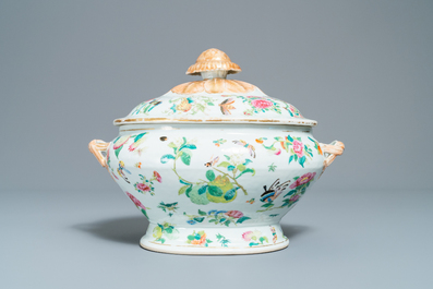 Une terrine couverte sur pr&eacute;sentoir en porcelaine famille rose de Canton, Chine, 19&egrave;me