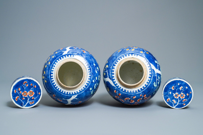 Une paire de pots couverts en porcelaine de Chine polychrome, 19&egrave;me