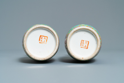 Une paire de vases en porcelaine de Chine famille rose pour le march&eacute; Straits ou Peranakan, 19&egrave;me