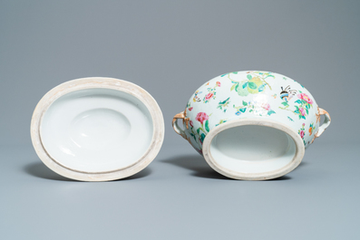 Une terrine couverte sur pr&eacute;sentoir en porcelaine famille rose de Canton, Chine, 19&egrave;me