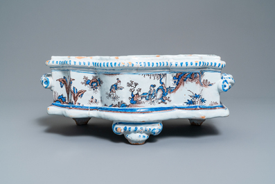 Een grote Franse fa&iuml;ence jardini&egrave;re met chinoiserie in blauw-wit en mangaan, Nevers, 17e eeuw