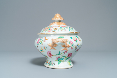 Une terrine couverte sur pr&eacute;sentoir en porcelaine famille rose de Canton, Chine, 19&egrave;me