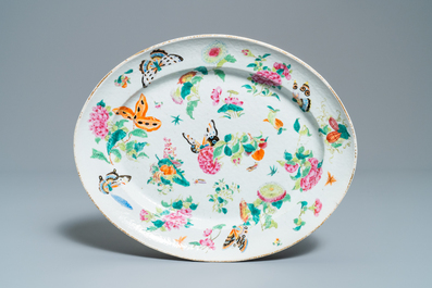 Une terrine couverte sur pr&eacute;sentoir en porcelaine famille rose de Canton, Chine, 19&egrave;me